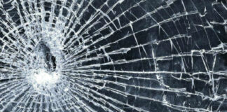 Colpita nella notte attività di sigarette elettroniche in corso Roma