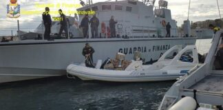 Gommone con 400 kg di marijuana fermato a largo