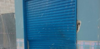 Mette una bomba davanti un negozio, autore ferito e arrestato