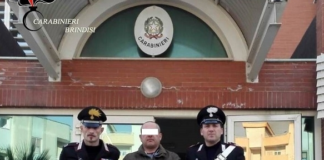 Rapina banca e acquista vestiti nuovi per non farsi riconoscere: arrestato