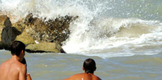 Tragedia in mare: un bagnino e un turista inglese muoiono annegati