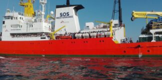 Migranti: attracca nave con 860 persone
