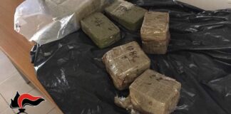 Scoperti con 10 chili di hashish nel trolley: ragazza e minorenne in manette