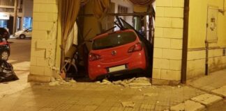 Ubriaco e drogato alla guida con l’auto sfonda vetrata di un hotel