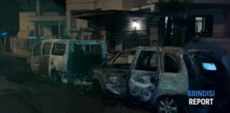 A fuoco il pulmino di una cooperativa, le telecamere riprendono il piromane