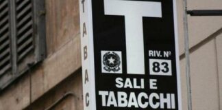 Assalto solitario ad una tabaccheria: rapinatore fugge con 500 euro