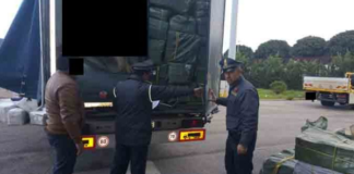 Triangolazione greca per occhiali e giubbotti cinesi: sequestrato Tir