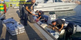 Quasi 300 kg di marijuana nascosti nei tubolari di un gommone