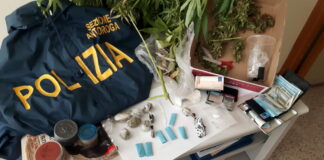 Piccolo bazar della droga in casa: arrestato un 22enne