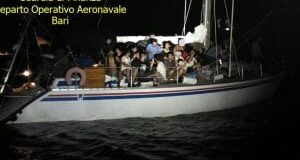 Veliero con 73 migranti intercettato dalla Guardia di Finanza
