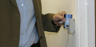 Timbrava e poi si allontanava dal posto di lavoro: arrestato dipendente comunale