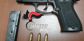 Scoperto vicino ad un negozio con una pistola: arrestato 44enne