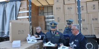 Oltre 7mila scarpe contraffatte sequestrate nel Porto di Brindisi
