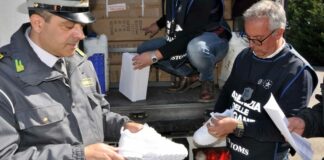 Sequestrate oltre 10 mila paia di scarpe contraffatte nel porto