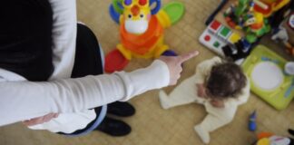 Schiaffi e insulti a bambini di 3 anni: maestra sospesa per 9 mesi