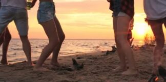 Abusi sessuali durante festa in spiaggia: scatta la denuncia di una 19enne campana