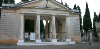 Ruba borsetta ad un’anziana al cimitero: 70enne ai domiciliari