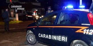 Per sottrarsi al controllo strattona carabiniere e tenta di colpirlo con un bastone: arrestato
