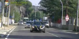 Sigarette di contrabbando e farmaci su nave della Marina Militare: 5 arresti