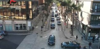 Paura a Francavilla per una sparatoria in pieno centro: ferito un venditore ambulante