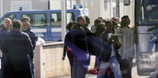 Migranti tunisini in quarantena fuggono dal Cara di Restinco