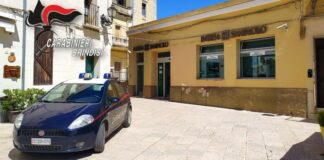Irrompe in banca e minaccia di morte i dipendenti: arrestata una donna a Latiano