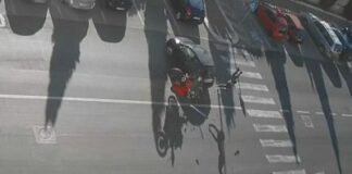 Violento scontro tra auto e moto: le impressionanti immagini