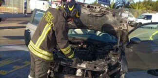 Nota fumo dal cofano di un’auto: vigile fuori servizio spegne incendio