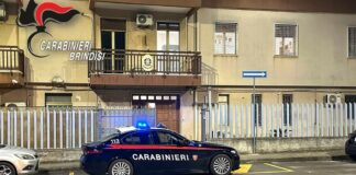 Picchiato perché sorpreso a rubare casco e chiavi di una moto, 4 arresti