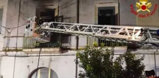 Incendio in abitazione, ragazza salvata dai vigili del fuoco