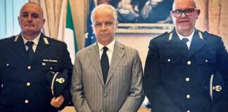 Piantedosi incontra i poliziotti che hanno fermato il killer di Legrottaglie: «Meritano una medaglia al valore»