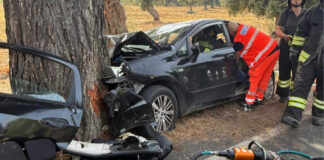 Auto contro albero a Pezze di Greco: 5 feriti estratti dalle lamiere