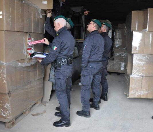 Scoperta fabbrica clandestina di sigarette a Brindisi: 10 arresti