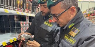 Prodotti natalizi non sicuri, sequestrati 60mila pezzi in un negozio