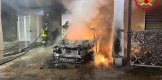 Cellino San Marco, auto in fiamme nella notte in via Po