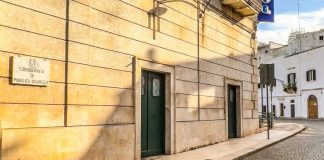 Usavano i pappagallini per chiedere l’elemosina ai turisti, denunciati