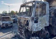 Fiamme nell’azienda di raccolta rifiuti a Fasano: mezzi distrutti, ipotesi incendio doloso