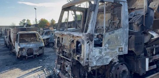 Fiamme nell’azienda di raccolta rifiuti a Fasano: mezzi distrutti, ipotesi incendio doloso