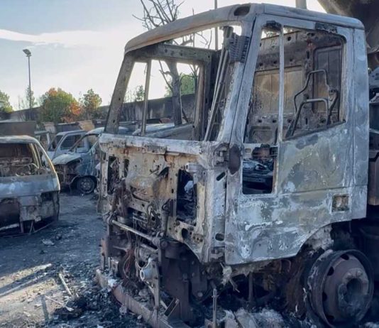 Fiamme nell’azienda di raccolta rifiuti a Fasano: mezzi distrutti, ipotesi incendio doloso